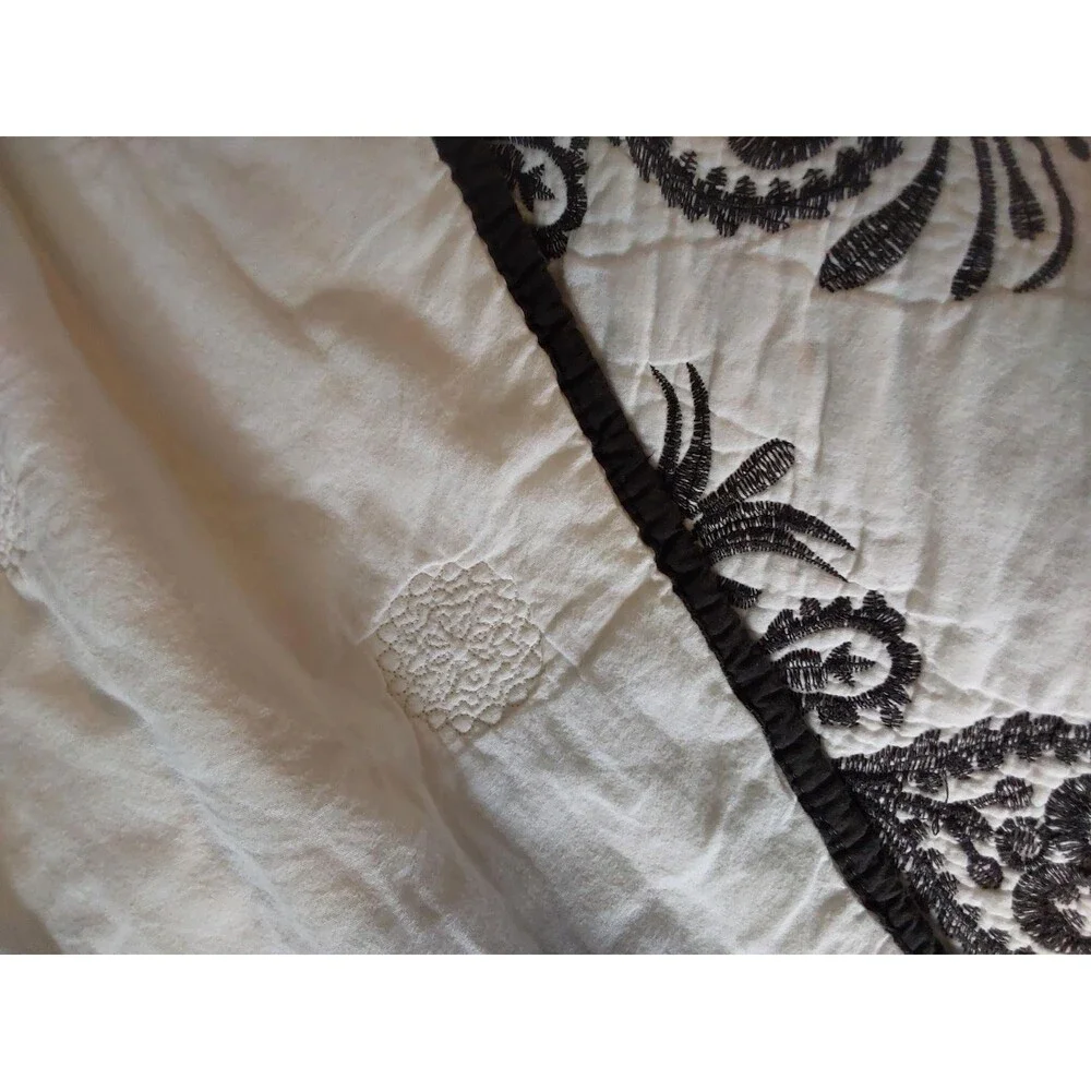 Vintage Black & White Floral Vase Print Quilted Spread